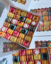Коробки з різнокольоровими макарон